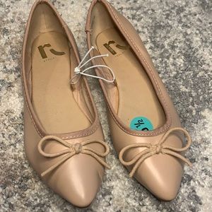 Pointed ballet flats in blush color.
